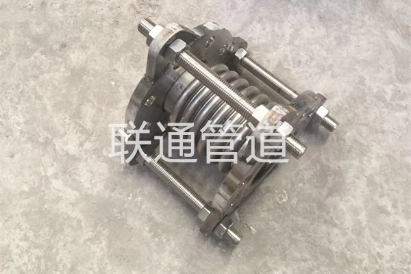 燃气立管补偿器安装在哪层