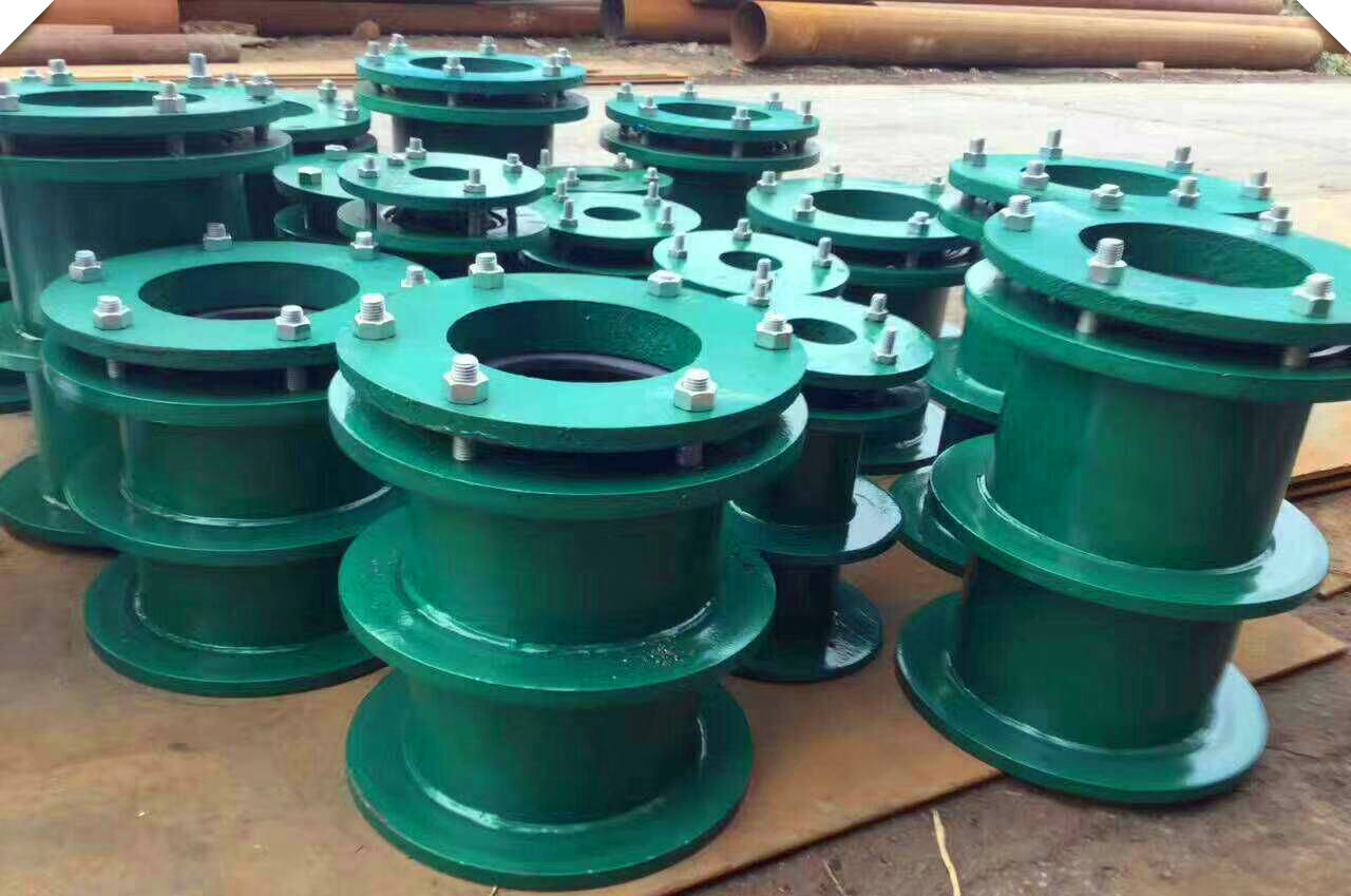 在穿越人防楼板、人防墙体及人防扩散室处的管道及测压管应随结构