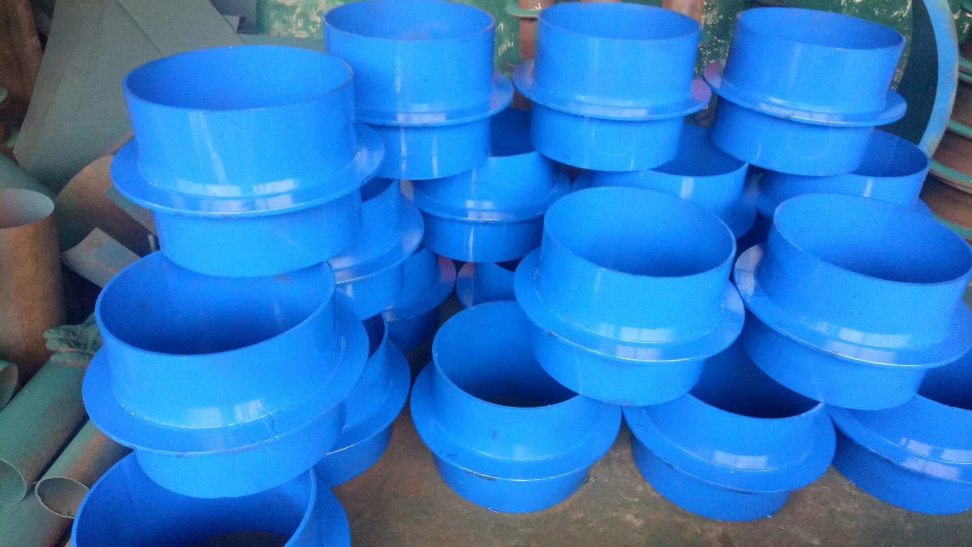 管道穿越钢筋混凝土墙、梁处应预埋钢套管